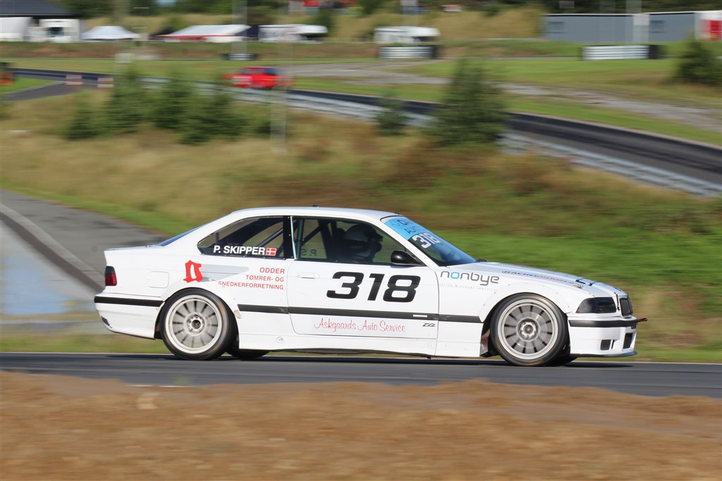 Peder Skipper skal have fart på den hvide BMW 318 is hvis han skal holde liv i titelchancerne efter denne weekend. Men han har før vist, at han kan give de andre i Division 3 baghjul.
(Foto: JJ Media)